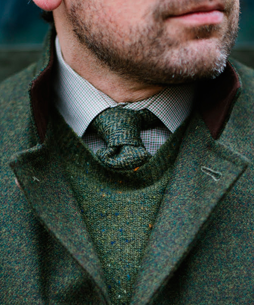Твидовый галстук и пальто